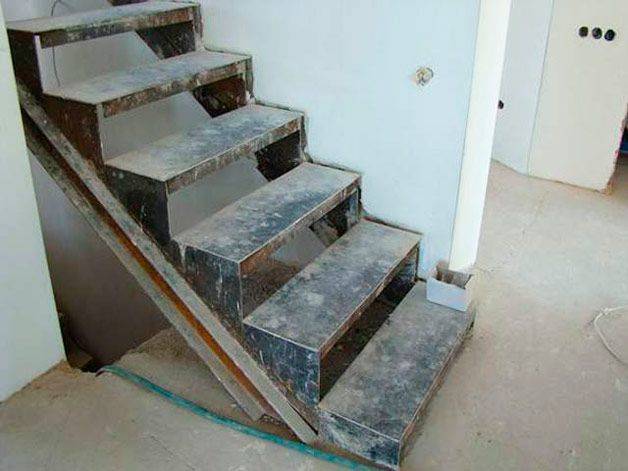 Стальные лестницы в подвал. Производство металлических лестниц для погреба на заказ.